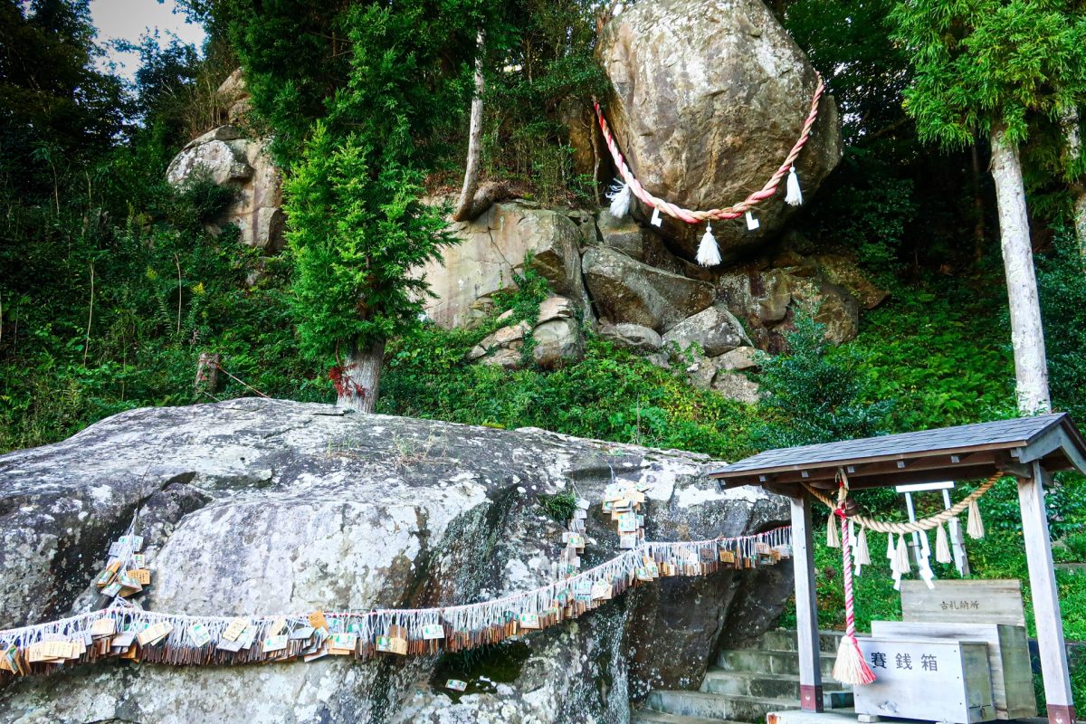 釣石神社