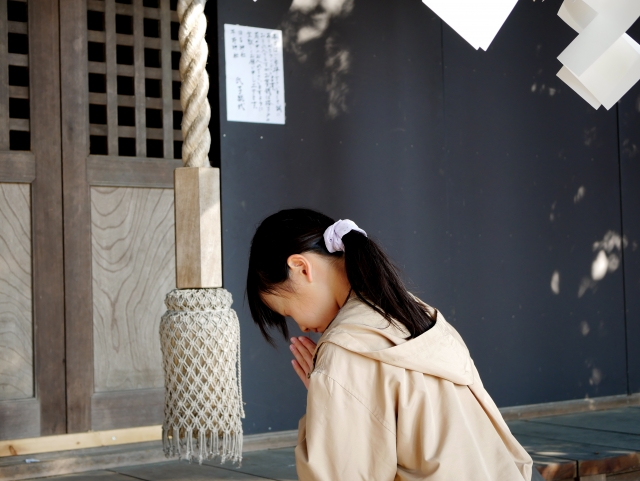 神社に参拝する女性